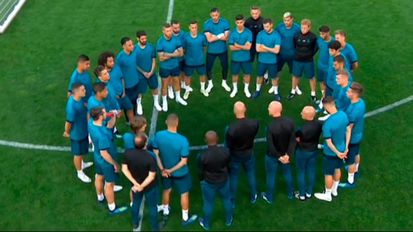 Zidane habla con los jugadores en el último entrenamiento antes de la final