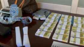 Imagen de los billetes falsificados que tenían los detenidos en el momento de su captura.