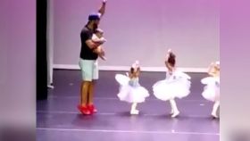 Un padre salta al escenario a ayudar a su hija y se convierte en padre del año
