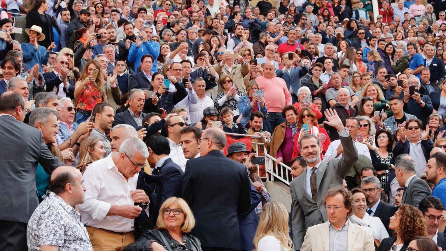 El Rey Felipe VI saluda al público de Las Ventas