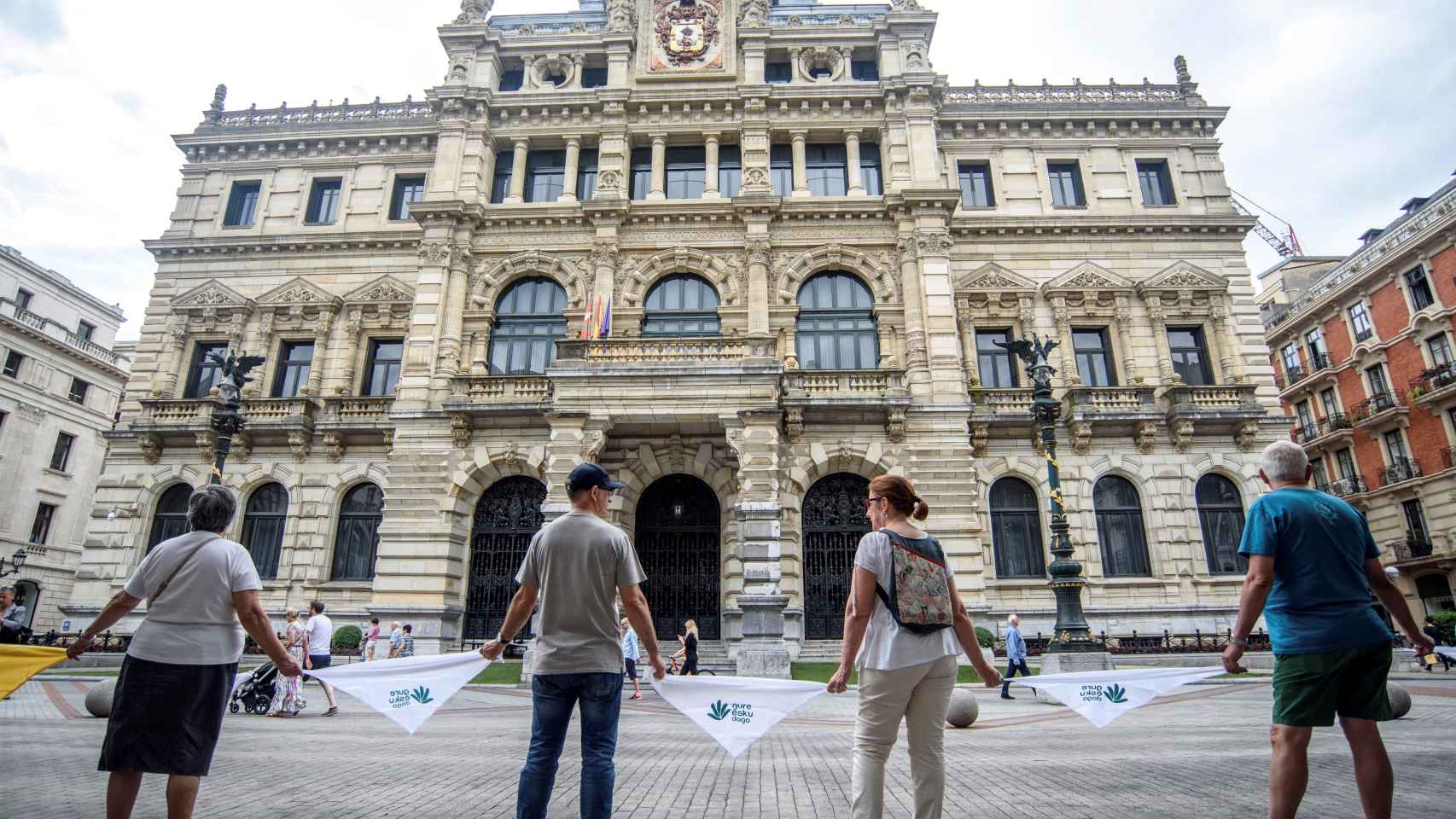 La cadena humana vasca frente a la Diputación en Bilbao.