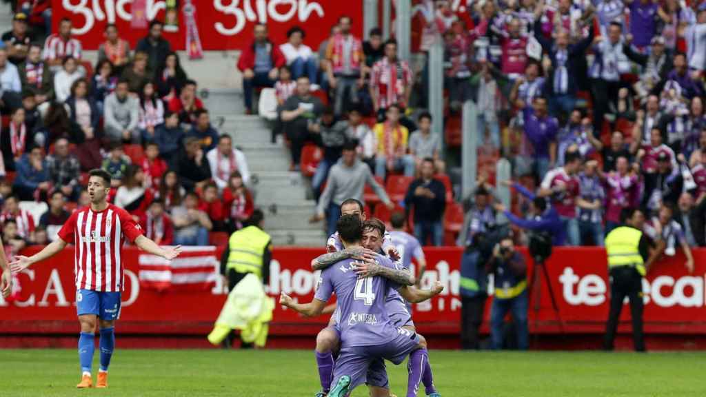 Los jugadores del Valladolid celebran uno de sus goles este domingo.
