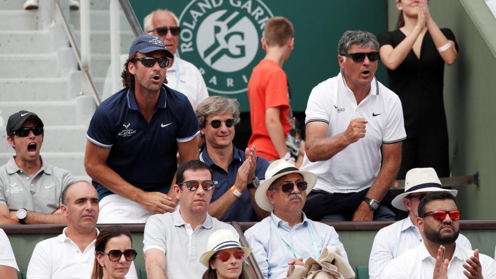 Carlos Moyá y Toni Nadal celebran un punto.