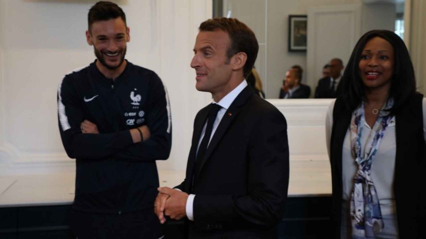 Macron en su visita a la selección francesa. Foto: Twitter (@FFF).