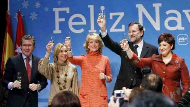 Francisco Granados, Miriam Rabaneda (Pinto), Esperanza Aguirre, Mariano Rajoy y la ex alcaldesa de Ciempozuelos, María Ángeles Herrera durante la cena de Navidad que el PP celebró  en Ciempozuelos en Navidades de 2008.