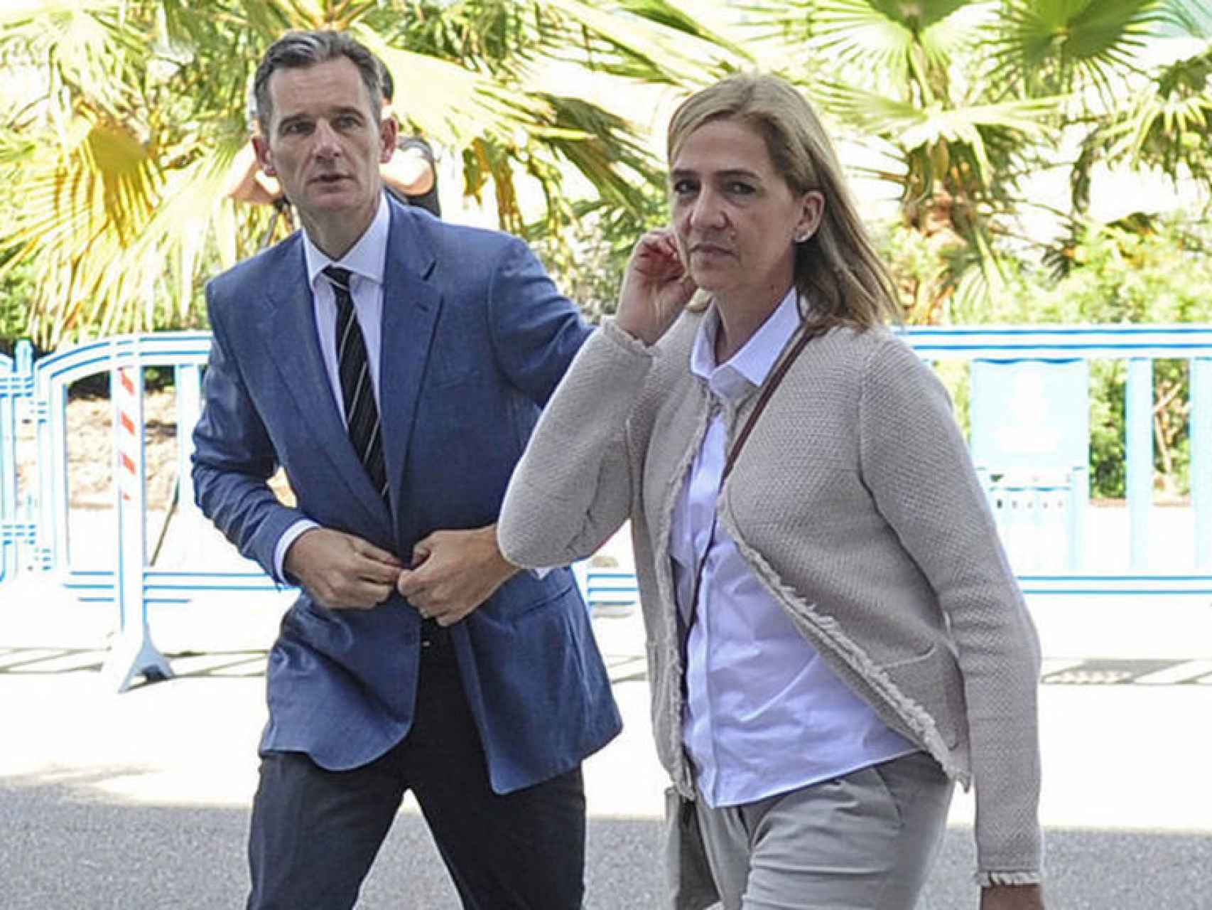 Iñaki Urdangarin y Cristina de Borbón, a la puerta de los juzgados de Palma. Gtres.