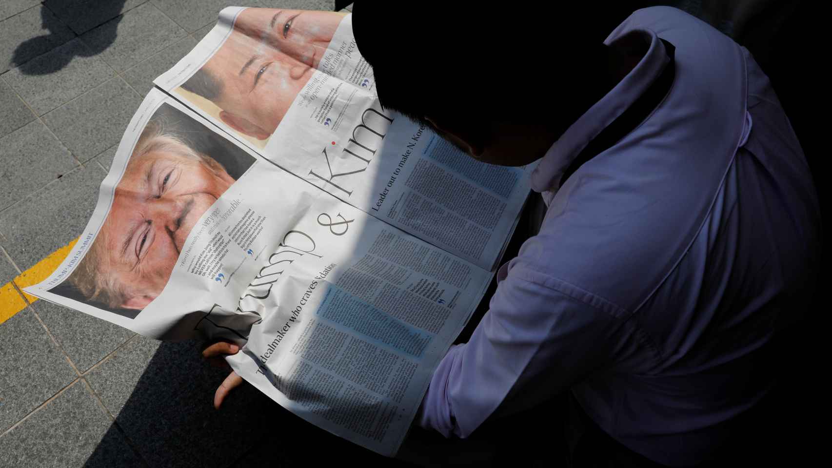 Un hombre lee un periódico local antes de la cumbre entre Trump y Kim Jong-un.