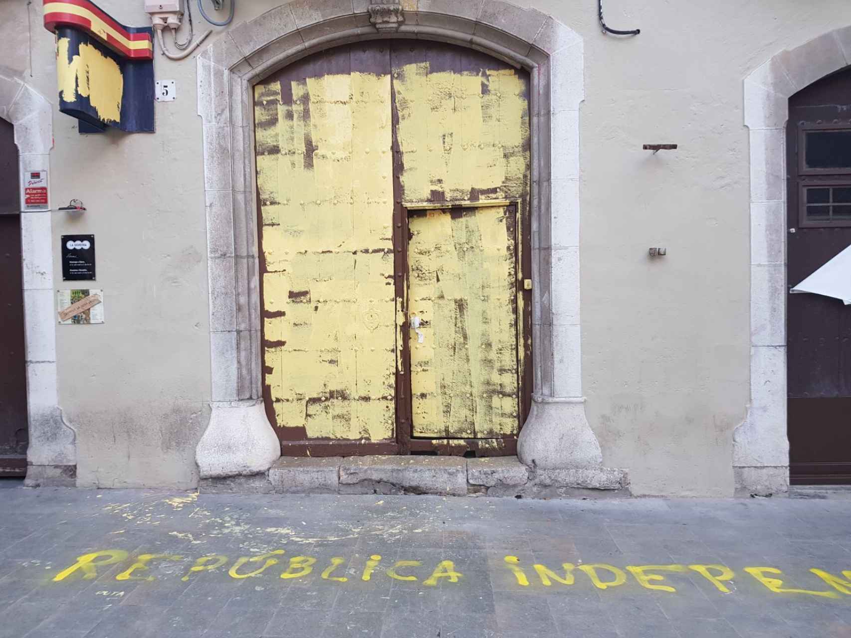 Subdelegación de Girona, pintada de amarillo