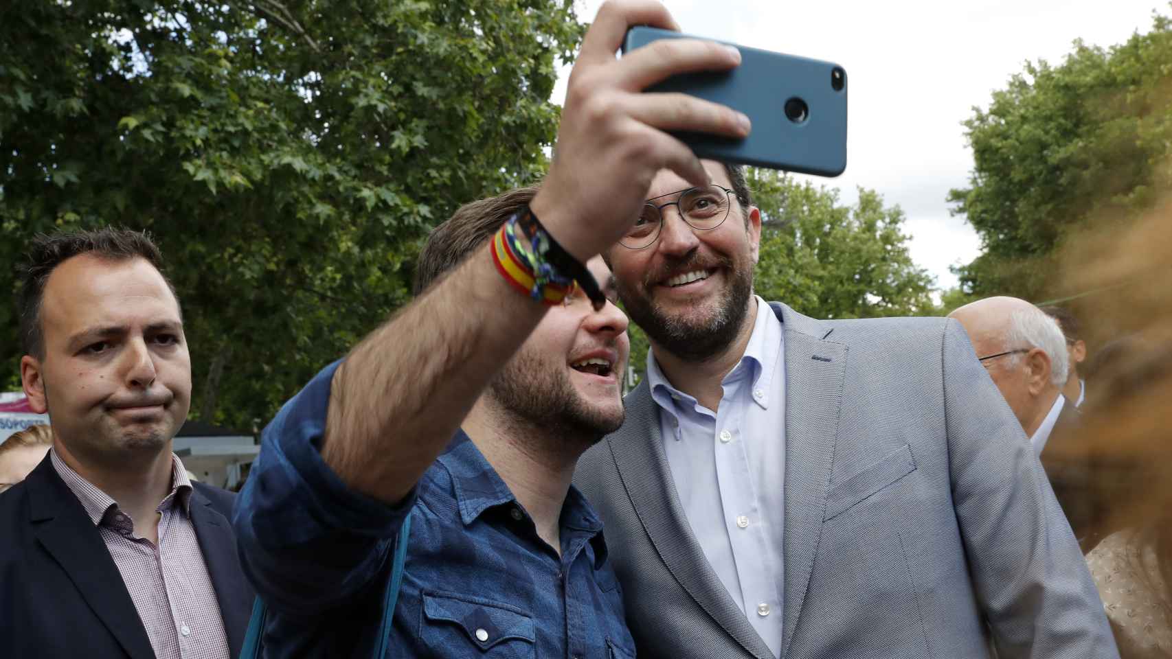 El ministro Màxim Huerta accede a hacerse un 'selfie' con un ciudadano.