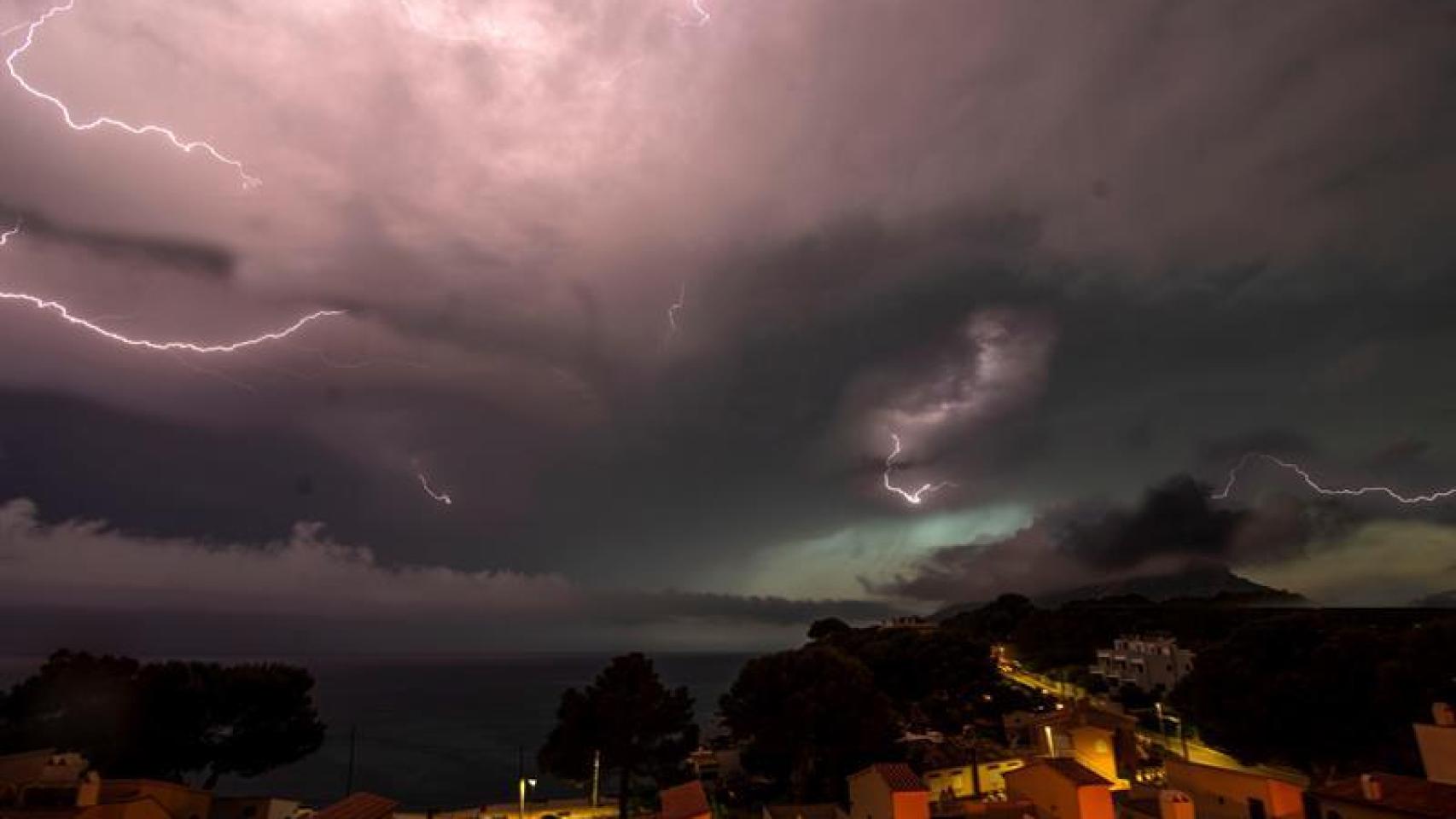 Vista de una tormenta eléctrica en la isla balear de Mallorca.