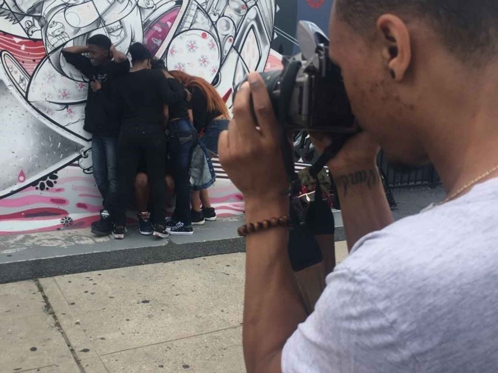 Unos chicos de Coney Island retratándose delante de uno de los murales del museo.