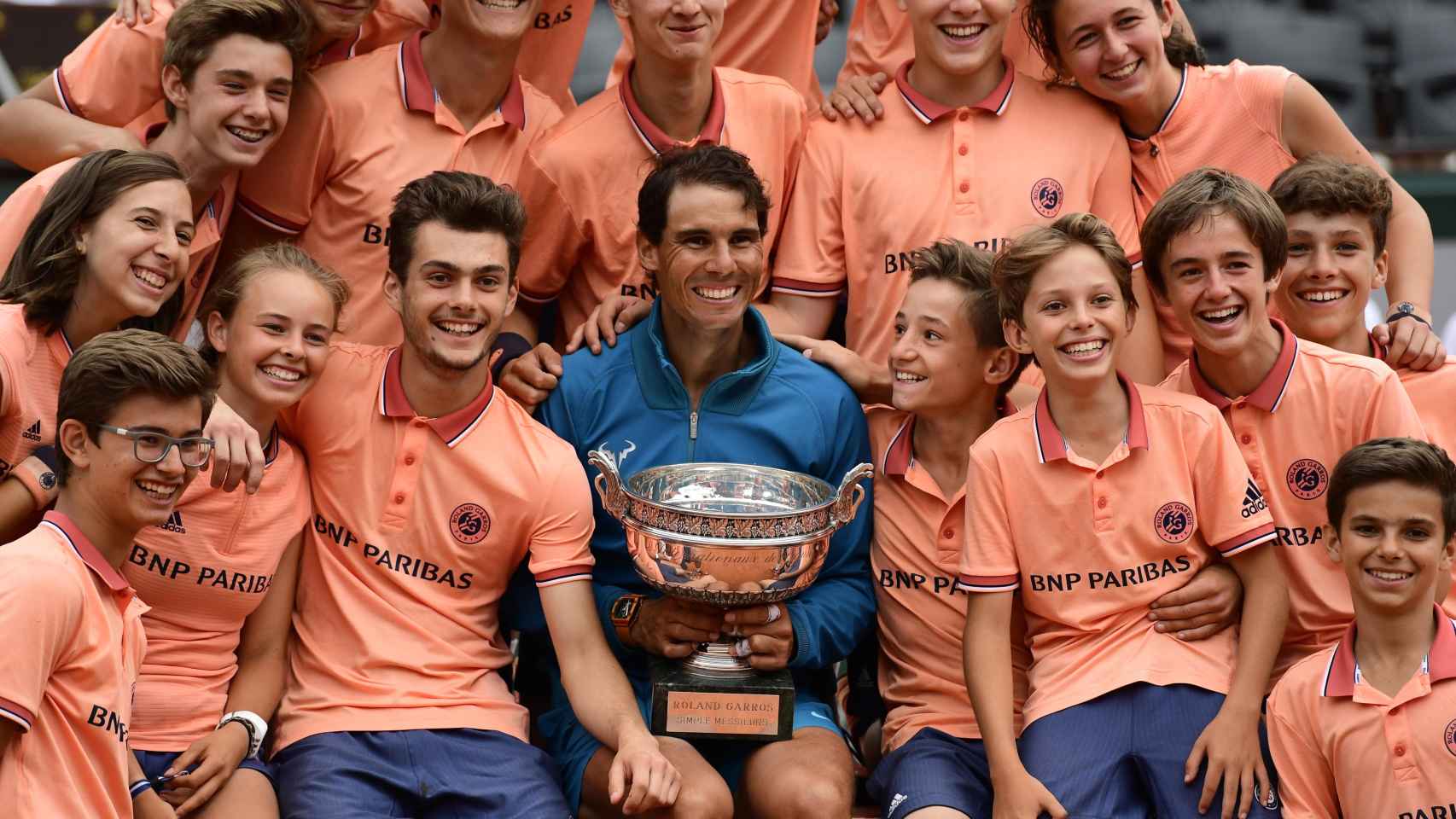 Nadal, con los recogepelotas de Roland Garros tras ganar el título.