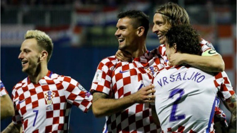 Los jugadores de Croacia abrazan a Modric por su gol. Foto: Twitter (@chirichampions)