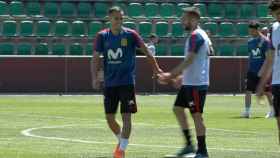 Lucas Vázquez se ríe con Jordi Alba en el entrenamiento de la selección española