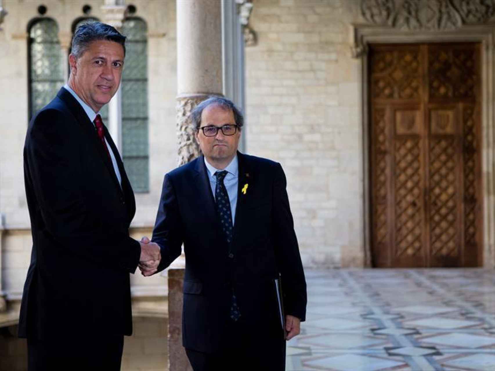 Quim Torra saluda a Xavier García Albiol antes de la reunión mantenida en el Palacio de la Generalidad.