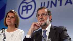 El presidente del PP, Mariano Rajoy, con María Dolores de Cospedal este lunes.