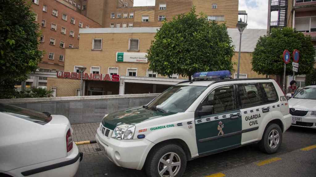 La Guardia Civil custodiando el hospital donde fueron ingresados Ginés y su mujer.