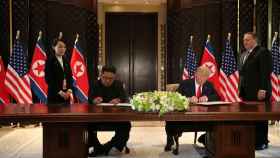 Kim Jong-Un y Donald Trump firman el acuerdo de desnuclearización de Corea del Norte.