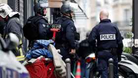 Agentes de la policía francesa cerca del lugar del incidente
