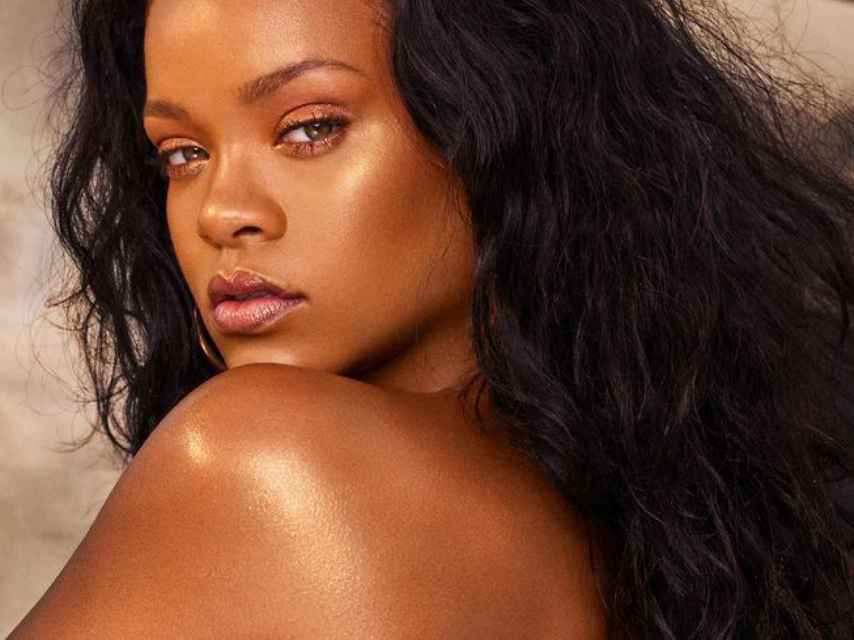 Rihanna en la imagen promocional del iluminador.