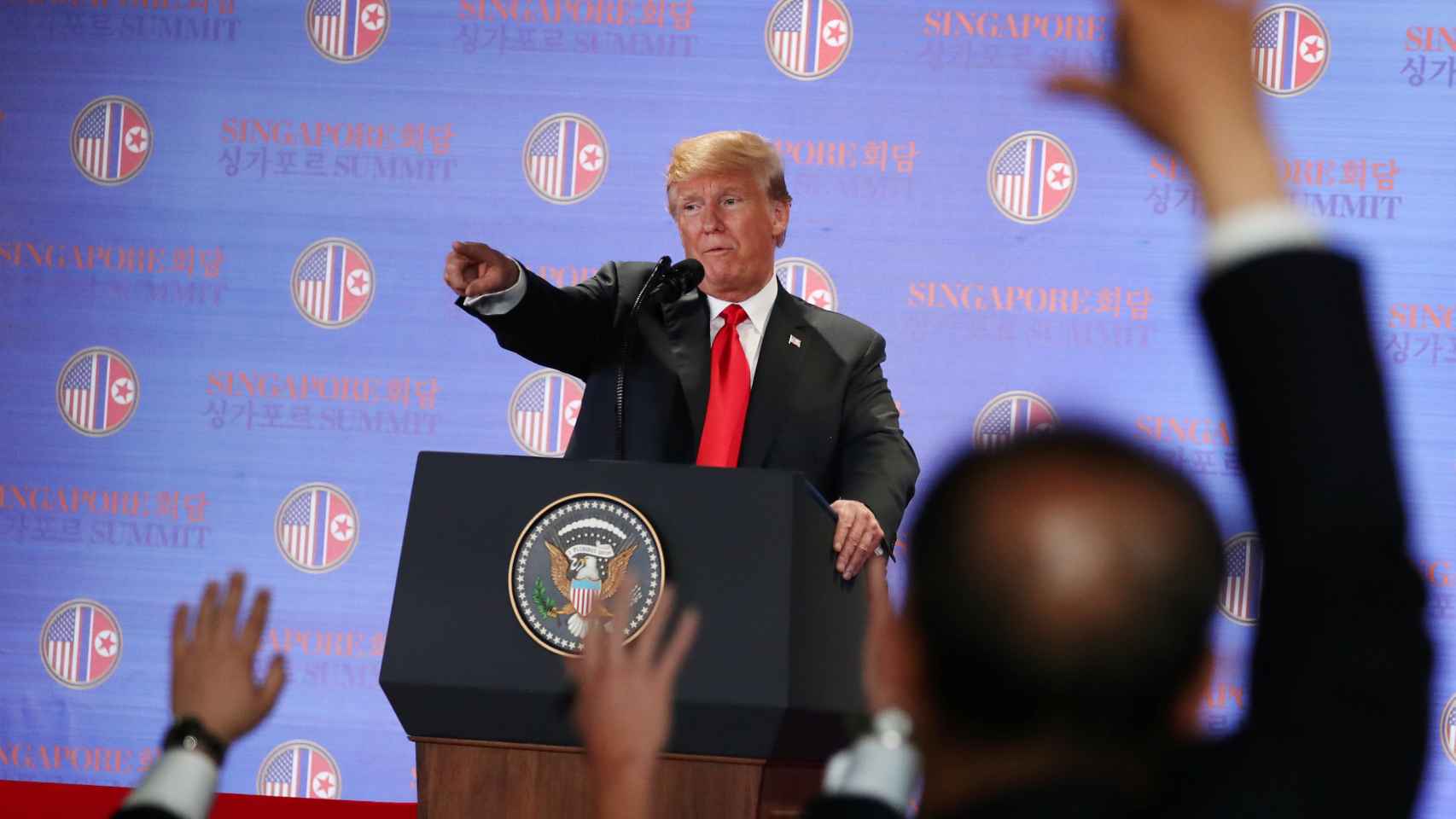 Trump, da la palabra a un periodista durante la rueda de prensa tras la cumbre con Kim Jong-un.