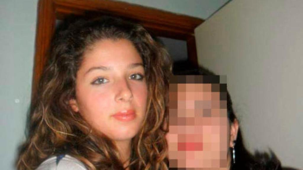 Vanesa en una foto con una amiga.