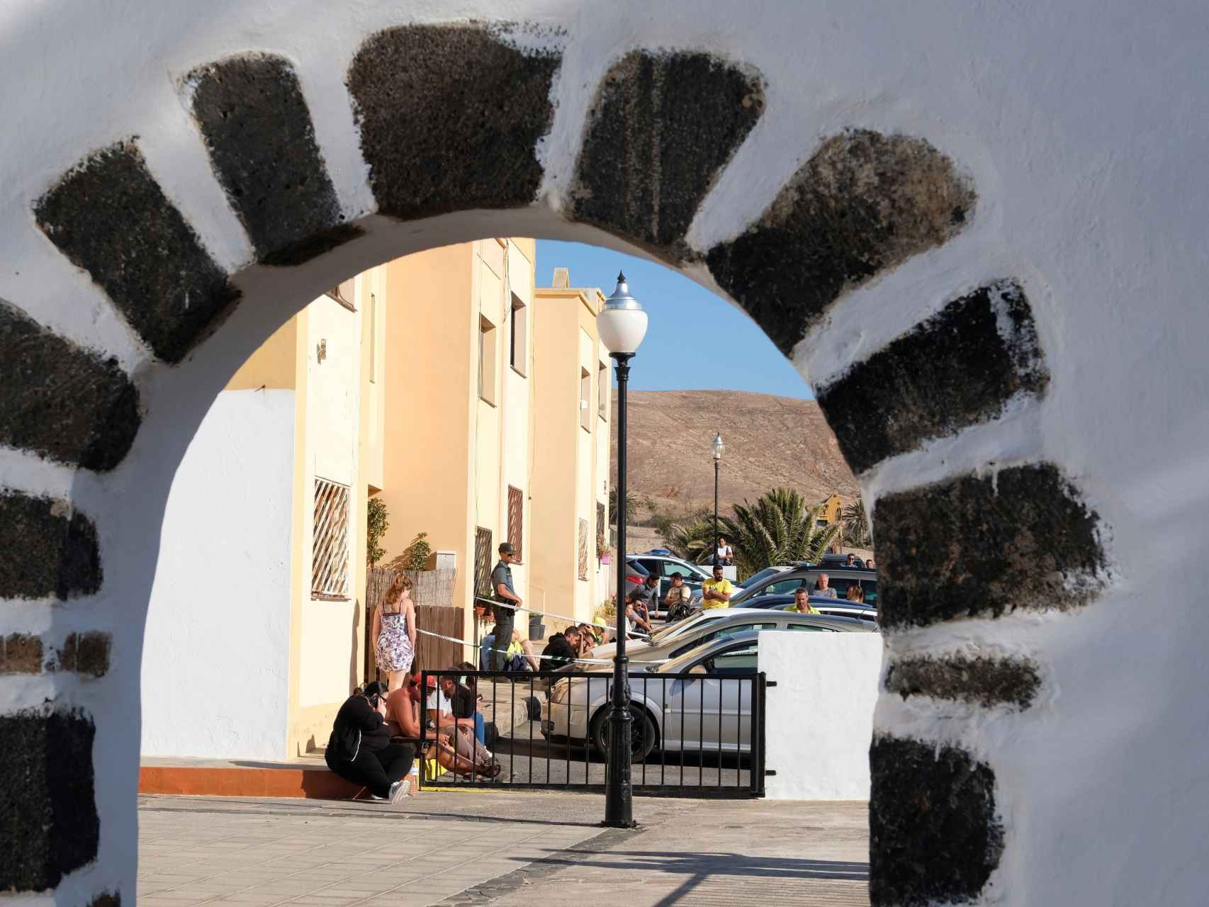 Familiares y agentes de la Guardia Civil en las inmediaciones del domicilio de la localidad de Valle de Santa Inés, en el municipio de Betancuria (Fuerteventura), en el que encontraron el cuerpo de Vanesa.