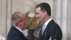 Juan Carlos y Felipe VI en el día de la abdicación. Gtres.
