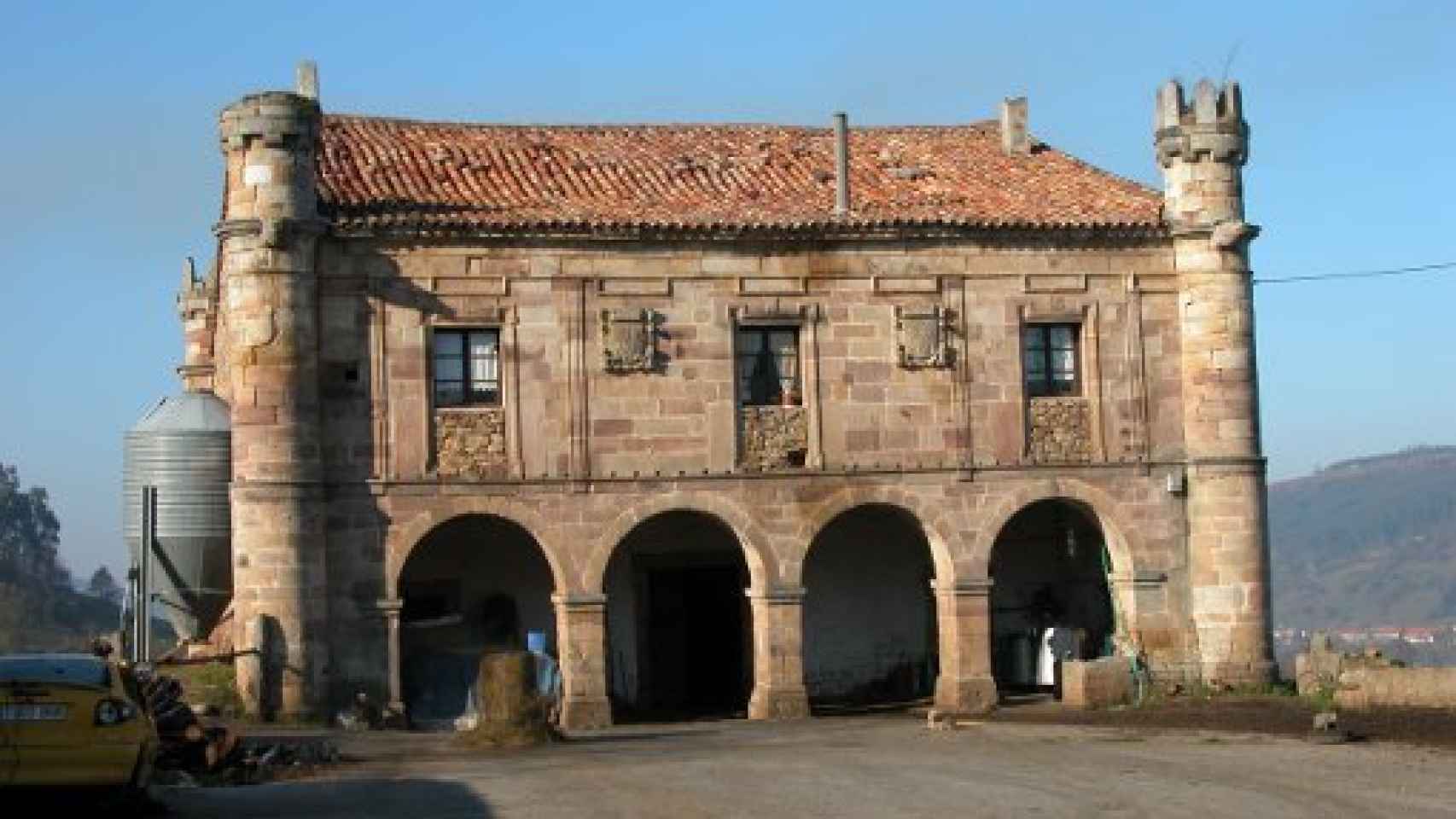 Image: El Palacio de Ceballo, transformado en una cuadra para ganado
