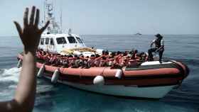 Imágenes del traslado de los inmigrantes del Aquarius a otra embarcación para llegar a Valencia