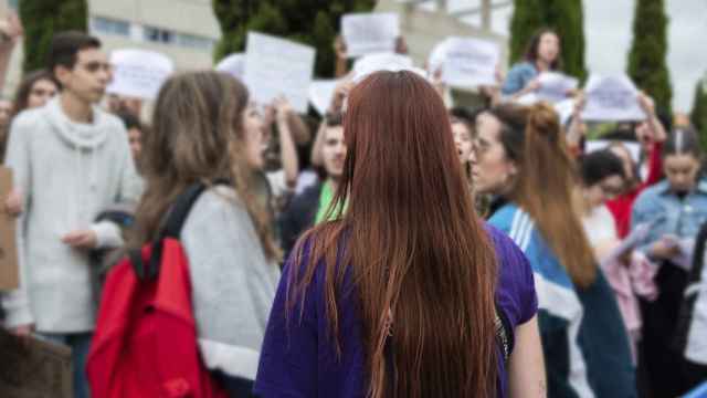 Estudiantes de Bachillerato se manifiestan frente a la Facultad de Filosofía y Letras