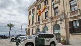 Coches de la Guardia Civil a la entrada del Ayuntamiento de Girona.