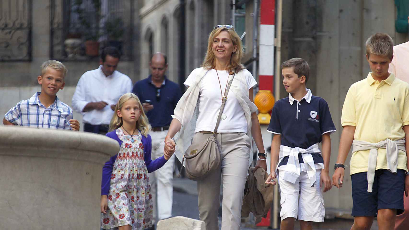 La infanta Cristina y sus cuatro hijos por las calles de Ginebra.