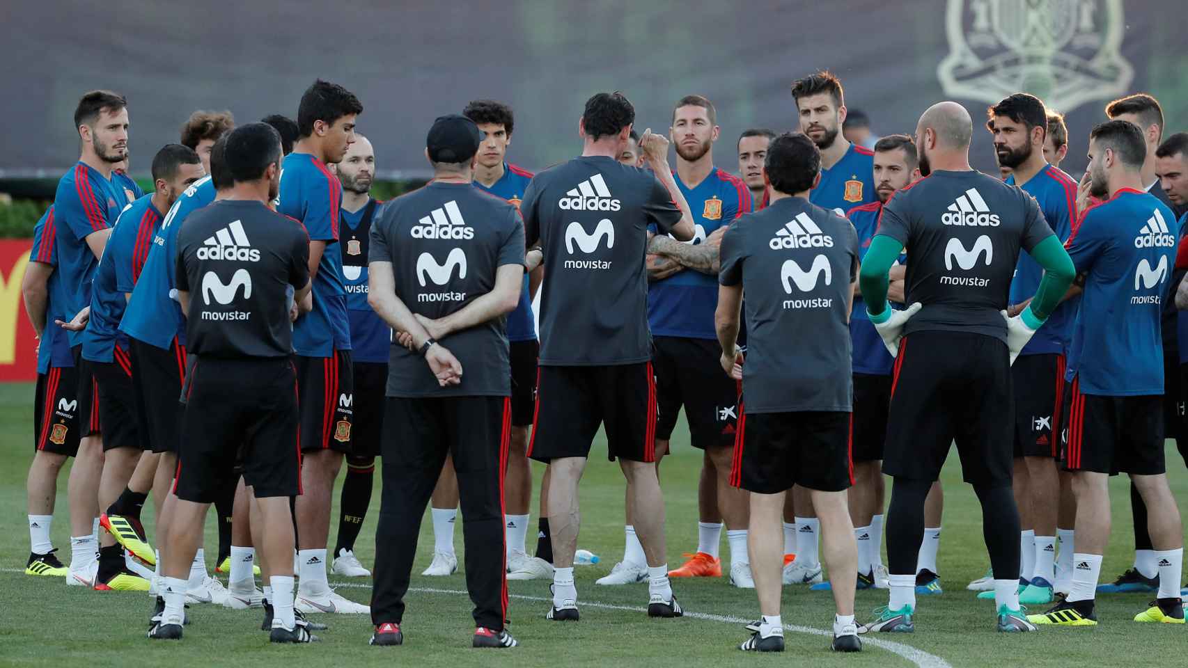 Los jugadores de la selección española asisten a una charla de Fernando Hierro.