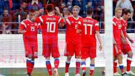 Los jugadores de Rusia celebran un gol