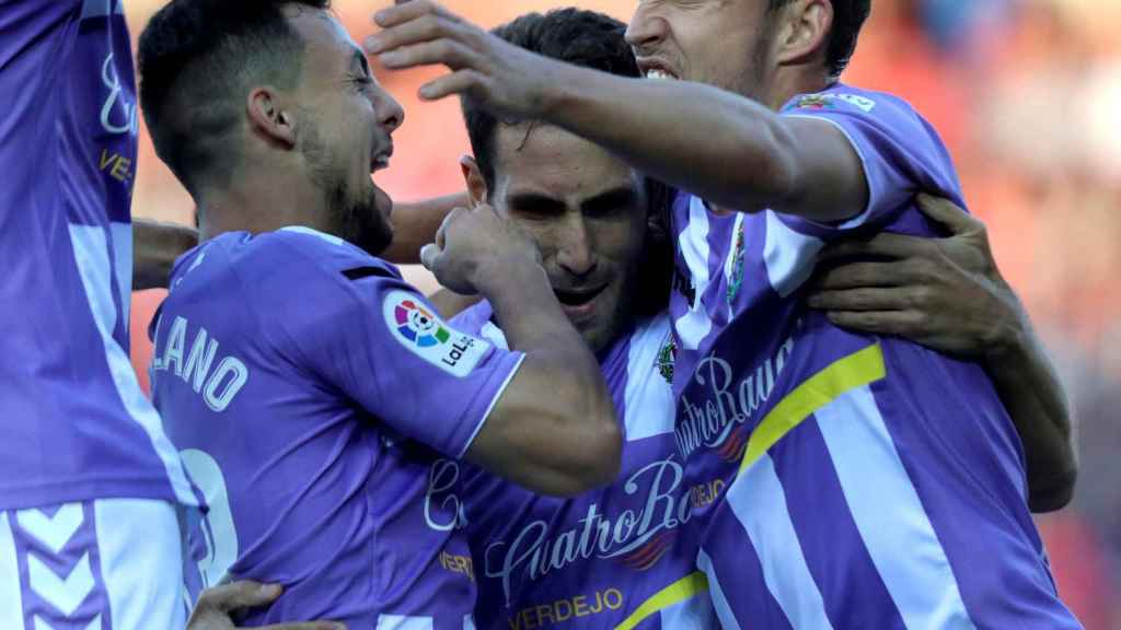 Jugadores del Real Valladolid celebran un gol en Soria.