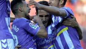 Jugadores del Real Valladolid celebran un gol en Soria.