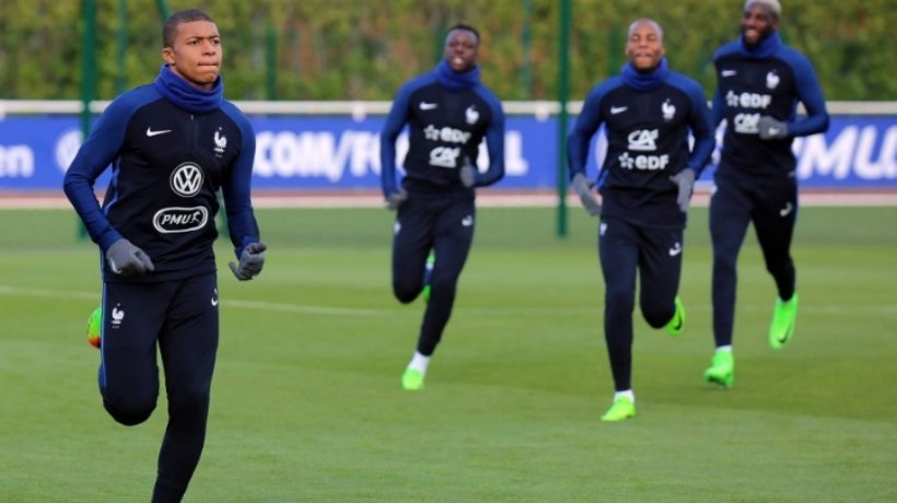Mbappé entrenando con Francia