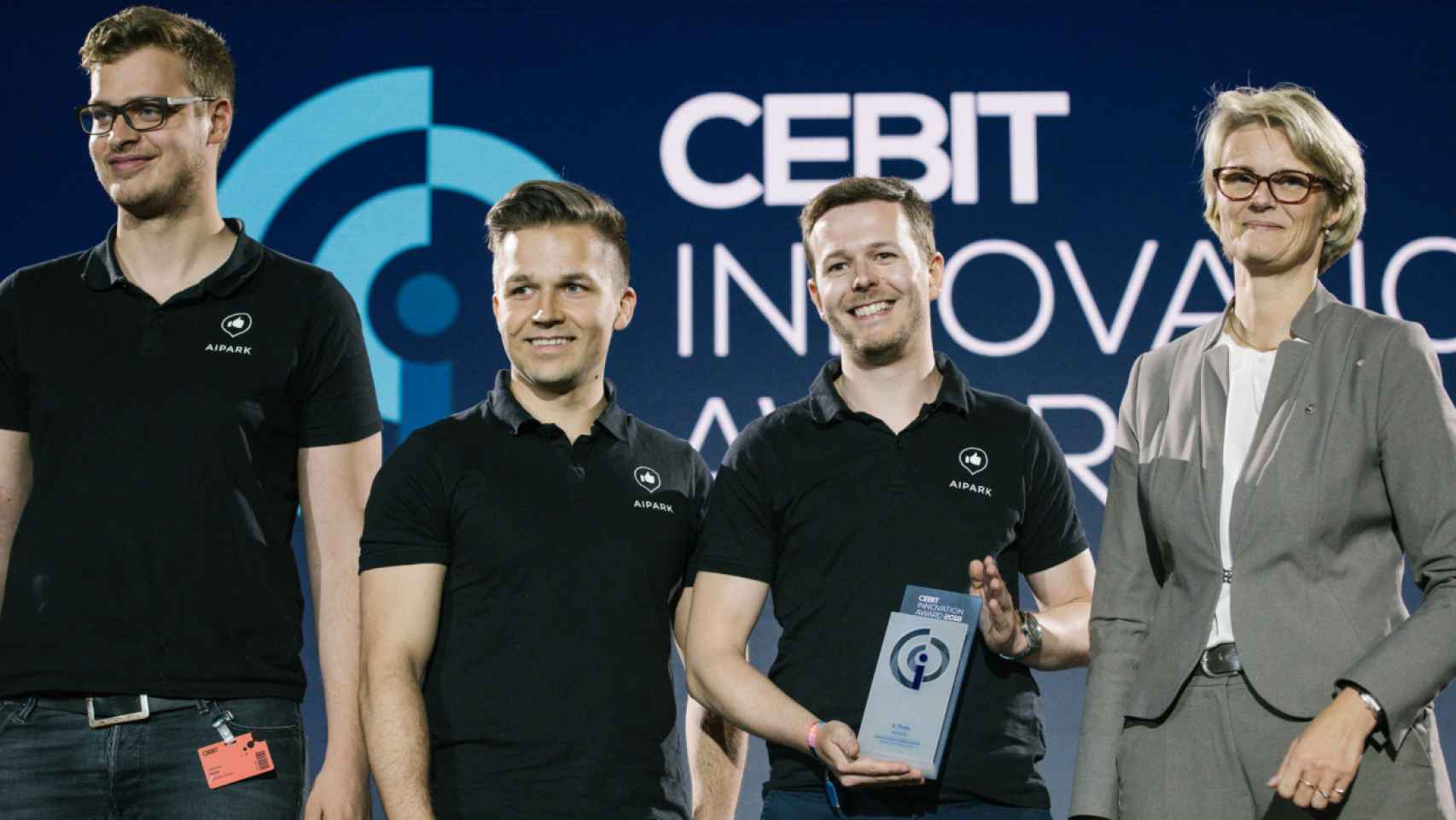 El equipo de AIPARK, con el premio de innovación de CEBIT.