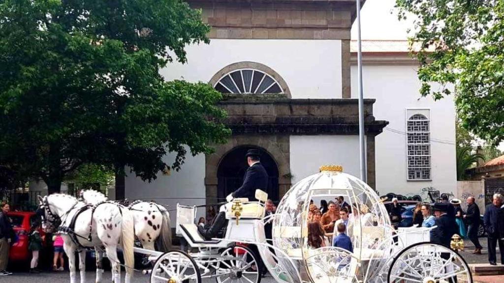Esta carroza de cuento esperaba a una niña el día de su Primera Comunión en Galicia.