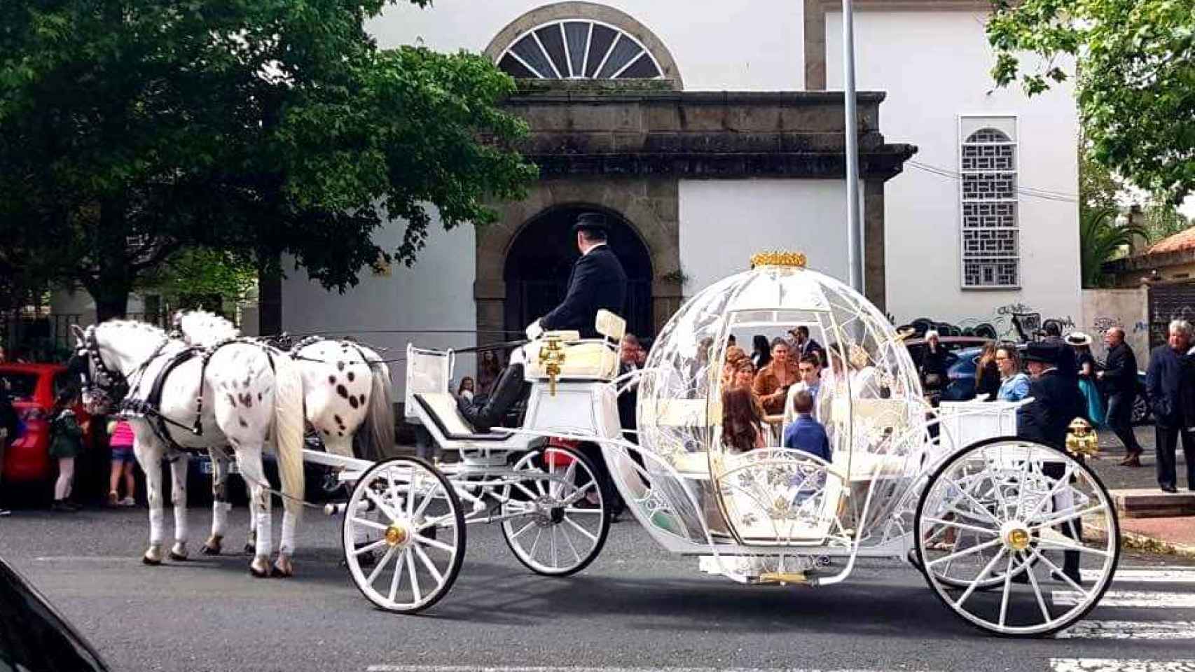 Esta carroza de cuento esperaba a una niña el día de su Primera Comunión en Galicia.