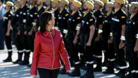 La ministra de Defensa pasa revista durante la visita a la Unidad Militar de Emergencias en la base aérea de Torrejón de Ardoz.