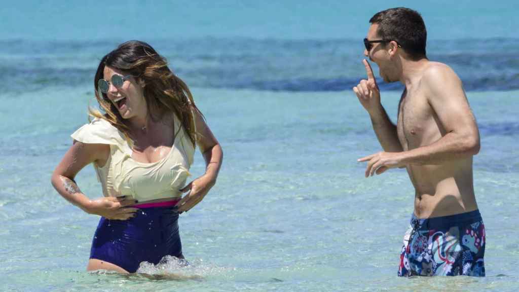 Laura Matamoros y su pareja Benji en las playas de Ibiza.