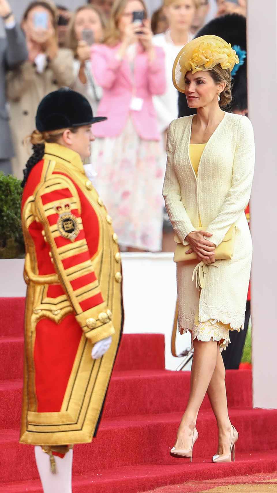 La reina Letizia en Londres con vestido de Felipe Varela.