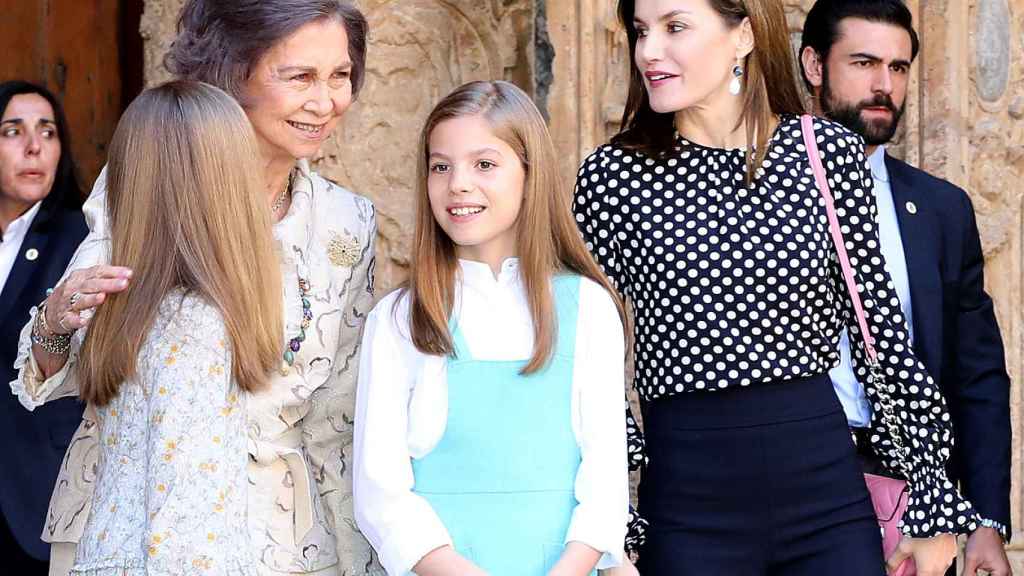 La reina Letizia, sus hijas, Leonor y Sofía, y la emérita Sofía en Palma.