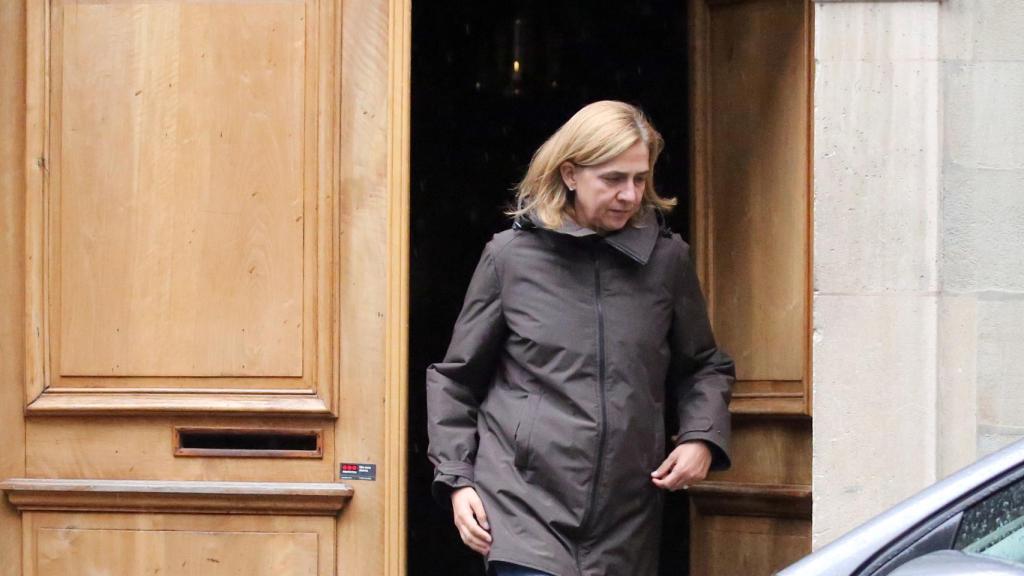 La infanta Cristina abandona, sola, su domicilio de Ginebra.
