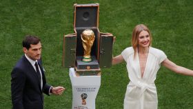 Natalia Vodianova con Iker Castillas en la presentación del trofeo.