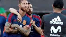 Sergio Ramos junto a Jordi Alba durante un entrenamiento.