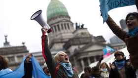 Manifestantes en la plaza del Congreso argentino