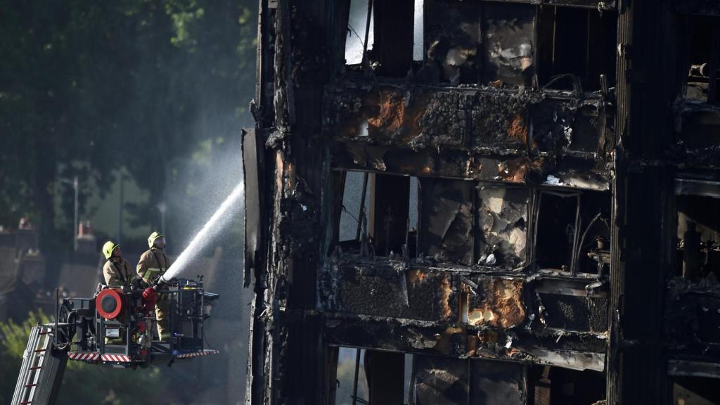 Bomberos intentando apagar el incendio